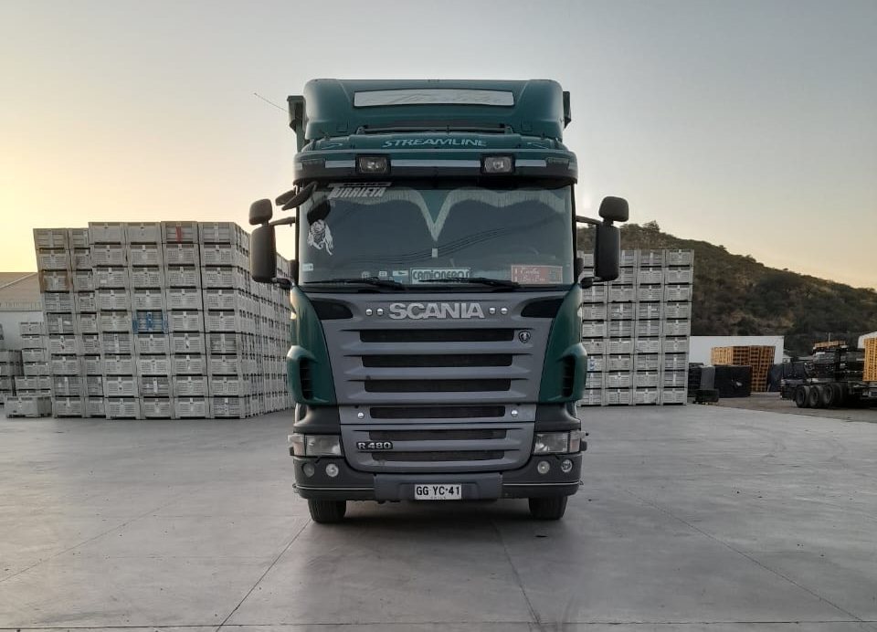 Camión Scania de T Y F Transportes en centro de acopio