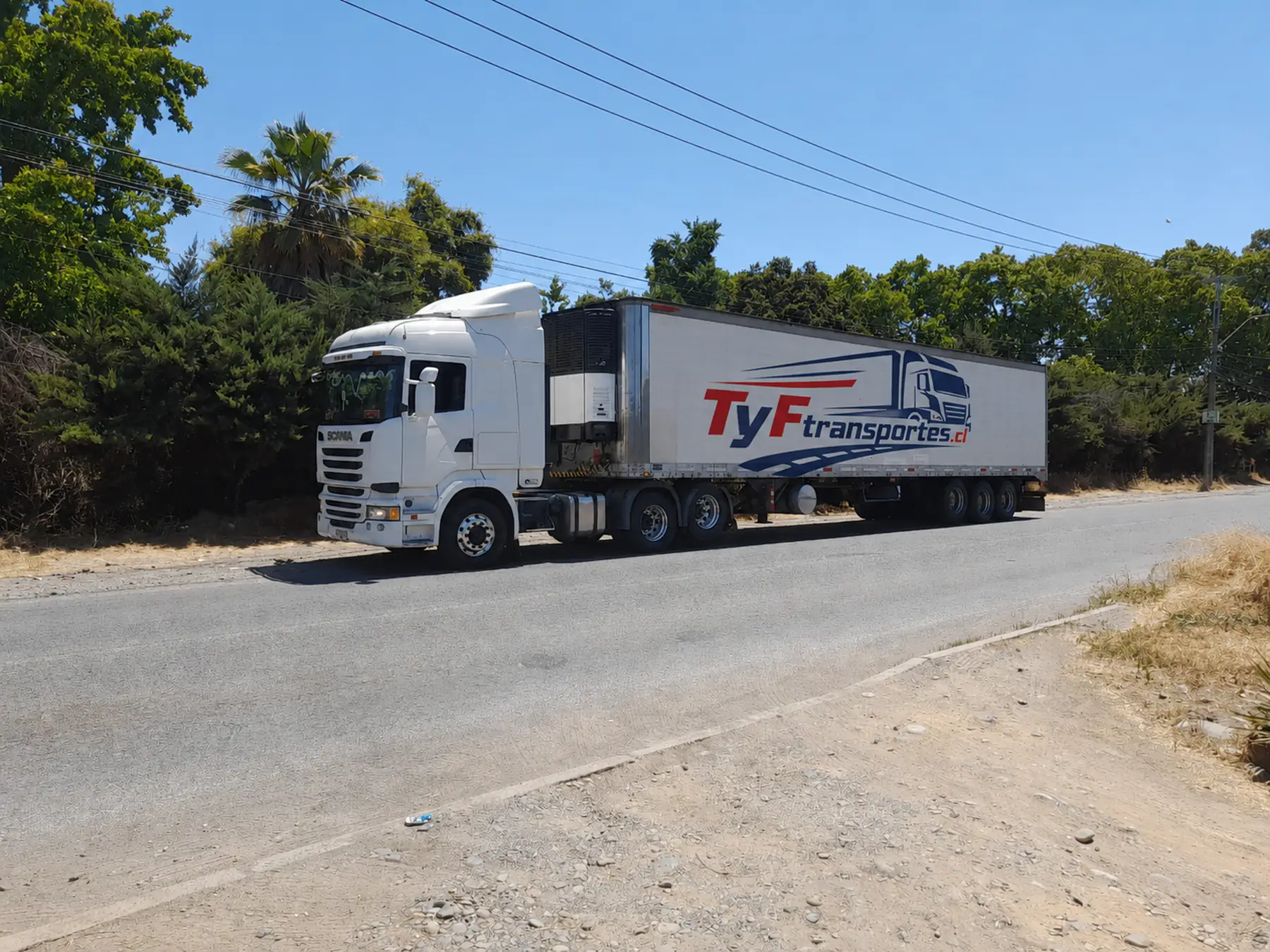 Camión Scania de T Y F Transportes en carretera