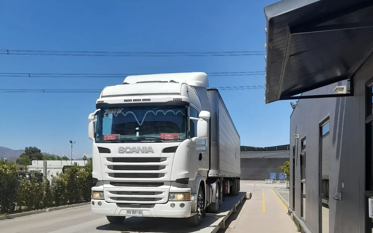 Camión Scania de T Y F Transportes en planta de pesaje, listo para despachar