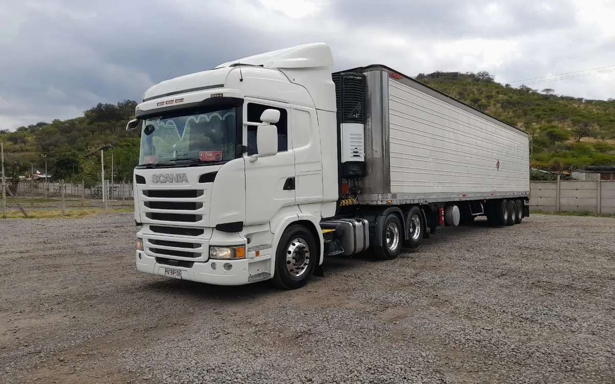 Camión Scania de T Y F Transportes con rampla, preparado para ruta