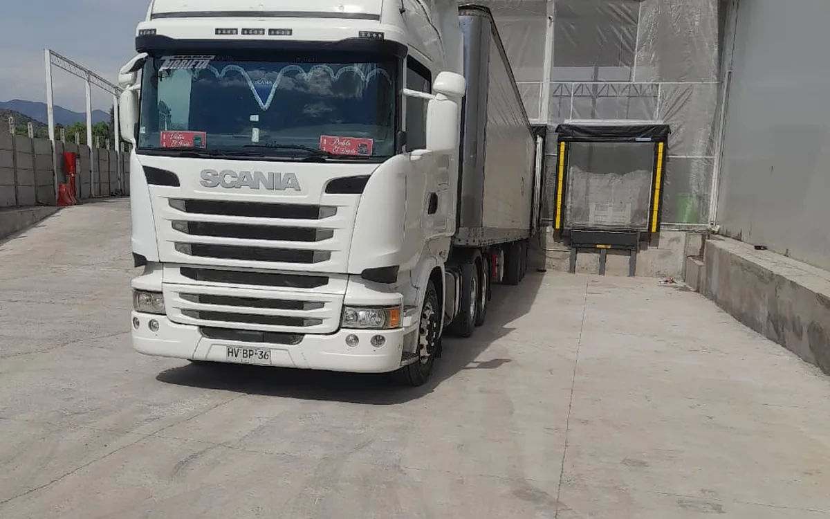 Camión Scania de T Y F Transportes en andén de carga